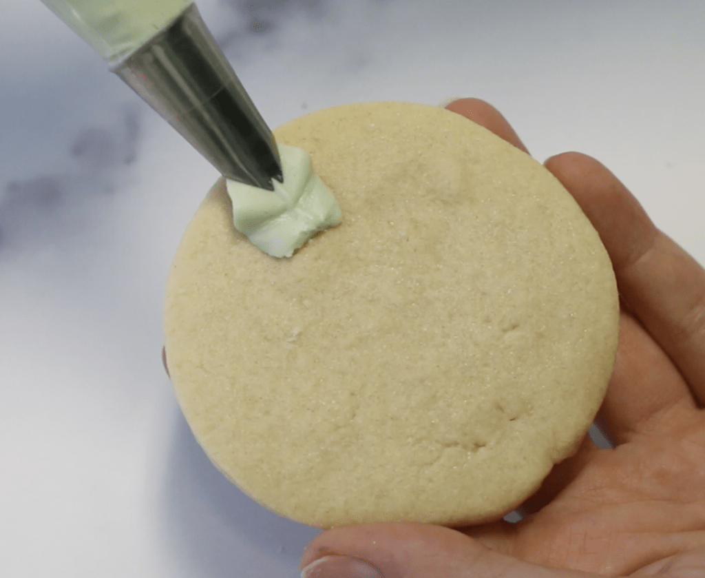 Attach the leaf tip to a piping bag with green buttercream