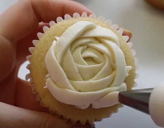 Keep piping the buttercream petals flat 