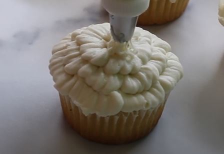 Use the grass tip to add buttercream to the center 