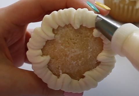 Create the same motion all around the edge of the cupcake