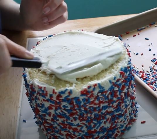 how to put sprinkles on top of a cake