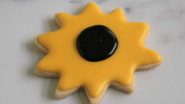 simple sunflower sugar cookie