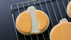 how to decorate pumpkin sugar cookies with royal icing easy