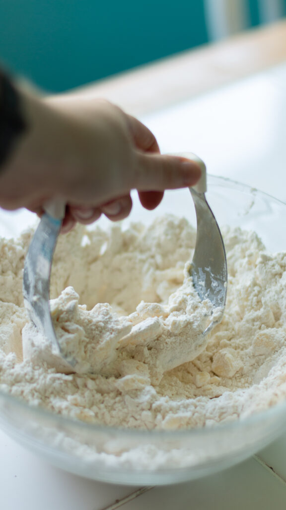 how to use a pastry cutter pie