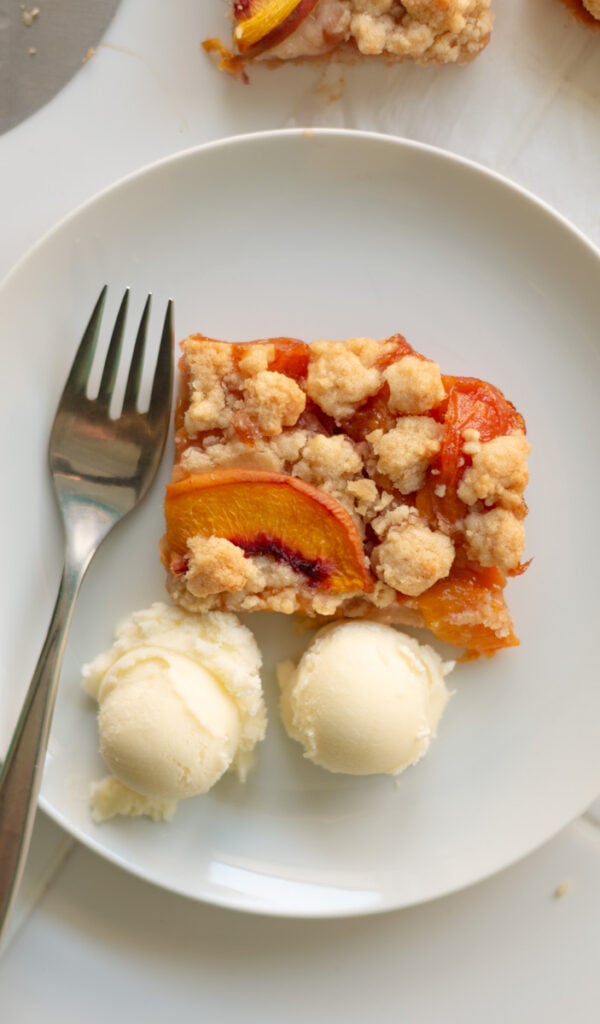 peach crumble bars